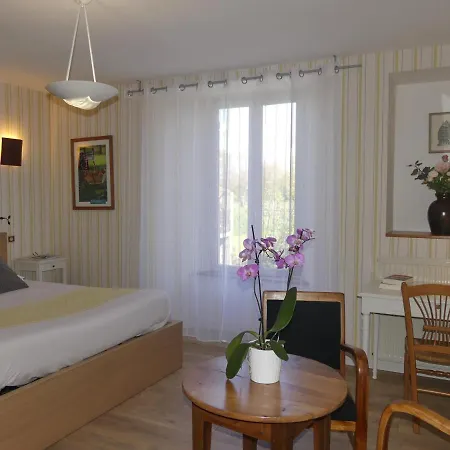 לינה וארוחת בוקר D'hotes Les Pieris 3*