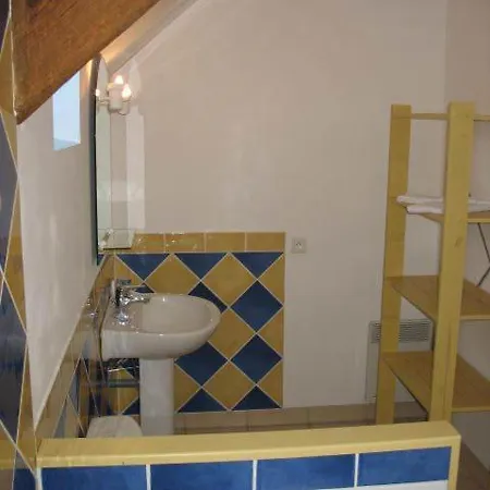 לינה וארוחת בוקר D'hotes Les Pieris 3*